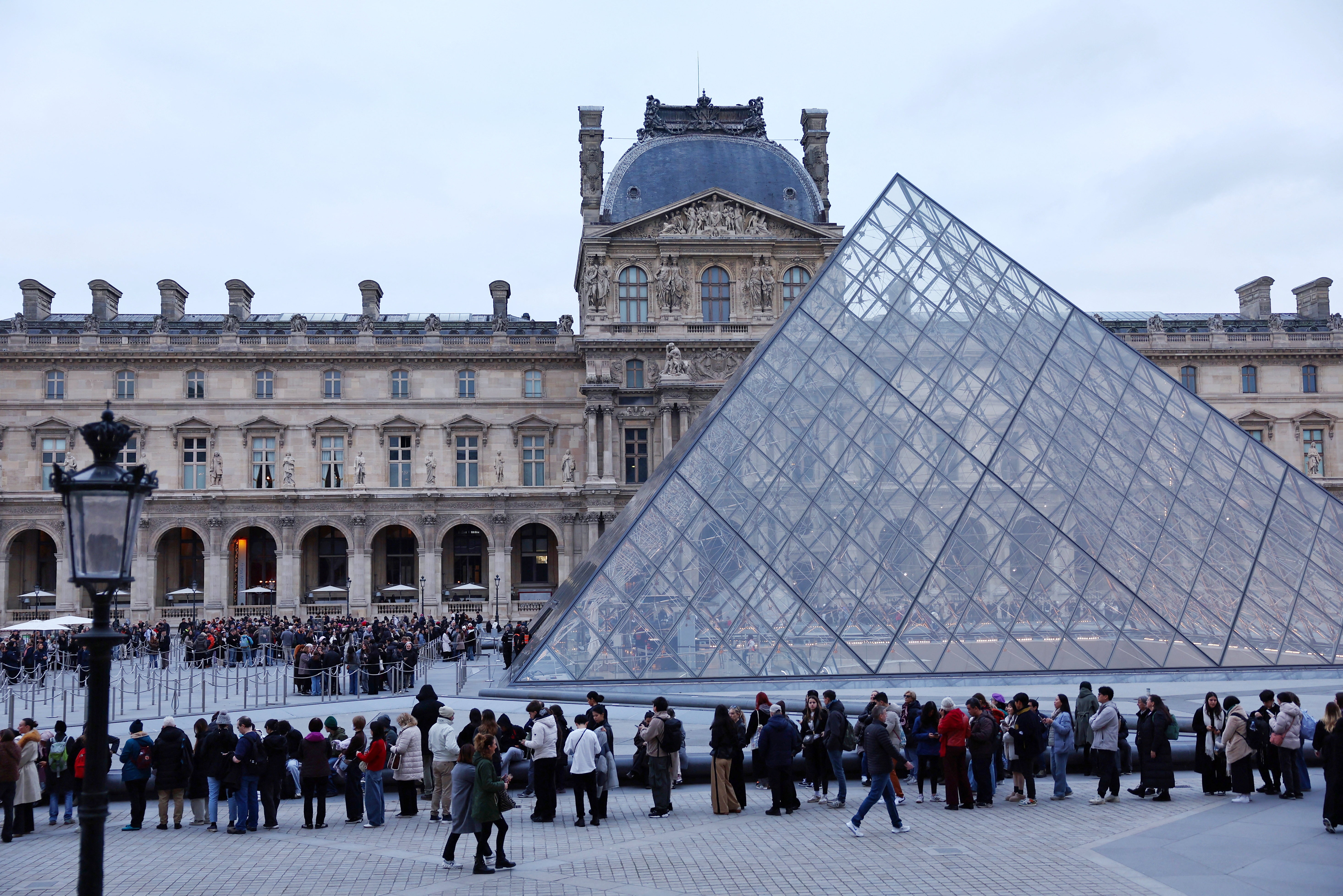 Museu do Louvre reabre parcialmente em meio à greve de funcionários